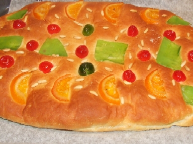 Coca de briox, fruta confitada y cabello de ngel